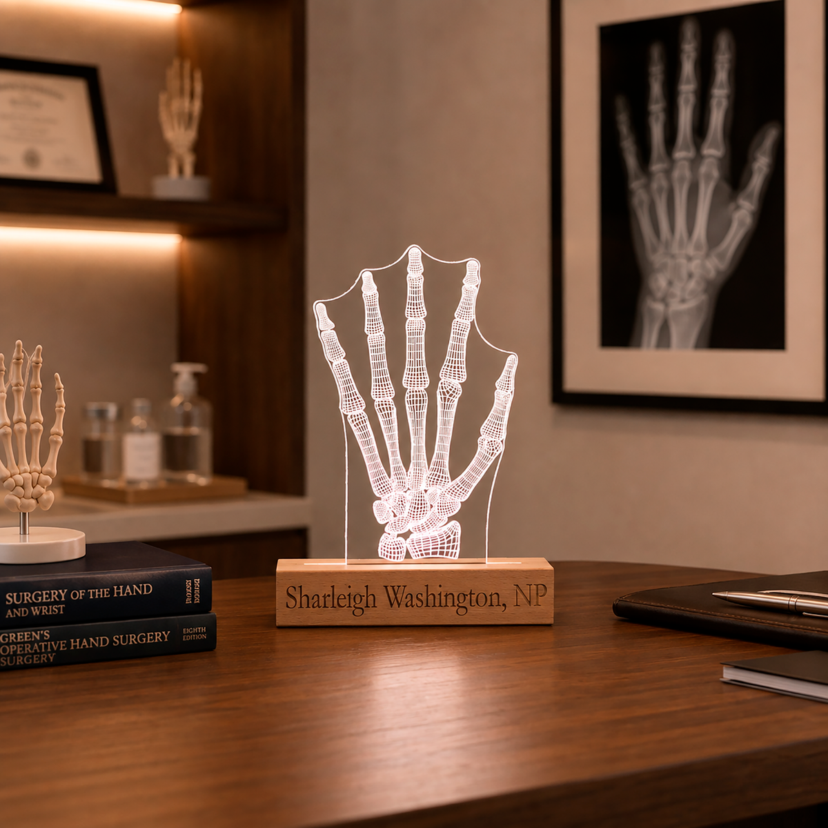 Handknochen-LED-Lampe in einem Büro-Ambiente
